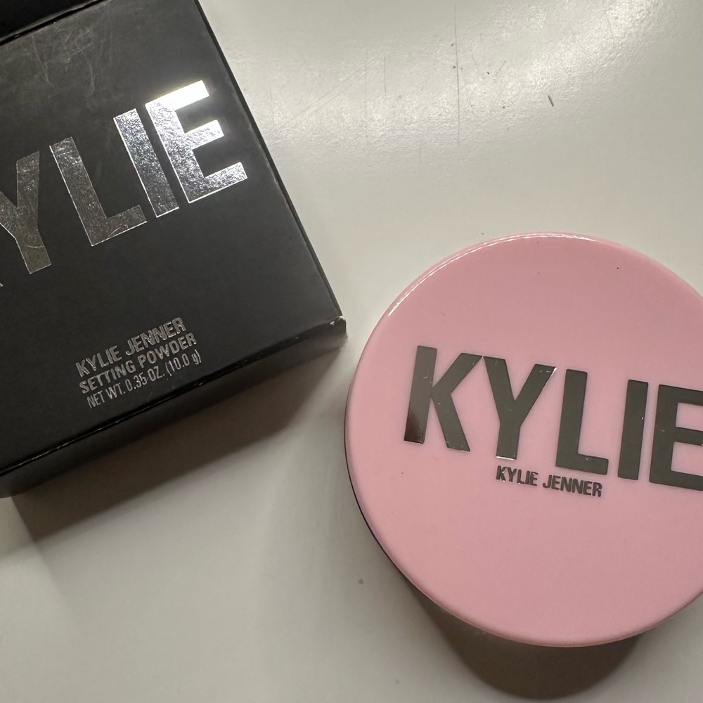 Kylie Jenner Setting Powder - Deep Dark